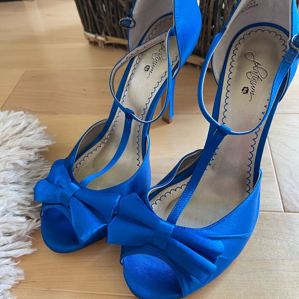 Beautiful shoes with 3 inch heel Never worn non smoking no pets
